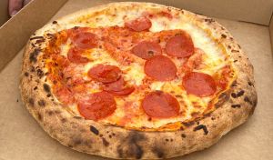 A c;lose up view of a freshly cooked pizza